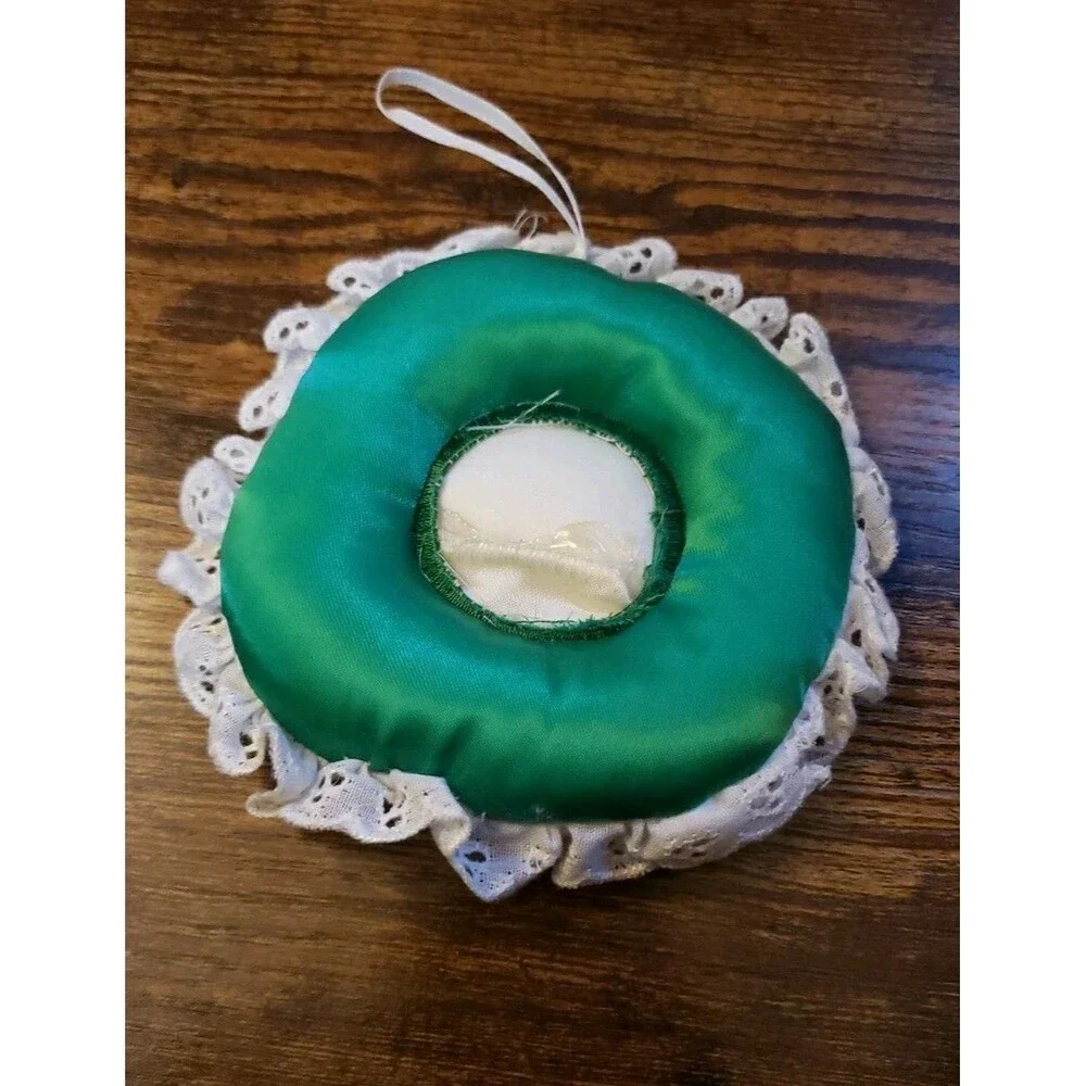 Fancy Feast 1987 Cat Christmas Ornament White Satin Wreath Dated Collectible
